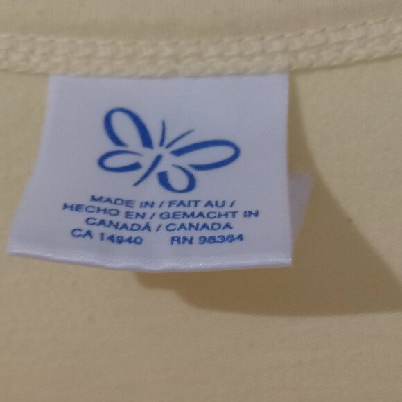 Hecho en made in Canada short sleeves T-shirt with round neck Medium 50% cotton. - Picture 3 of 5